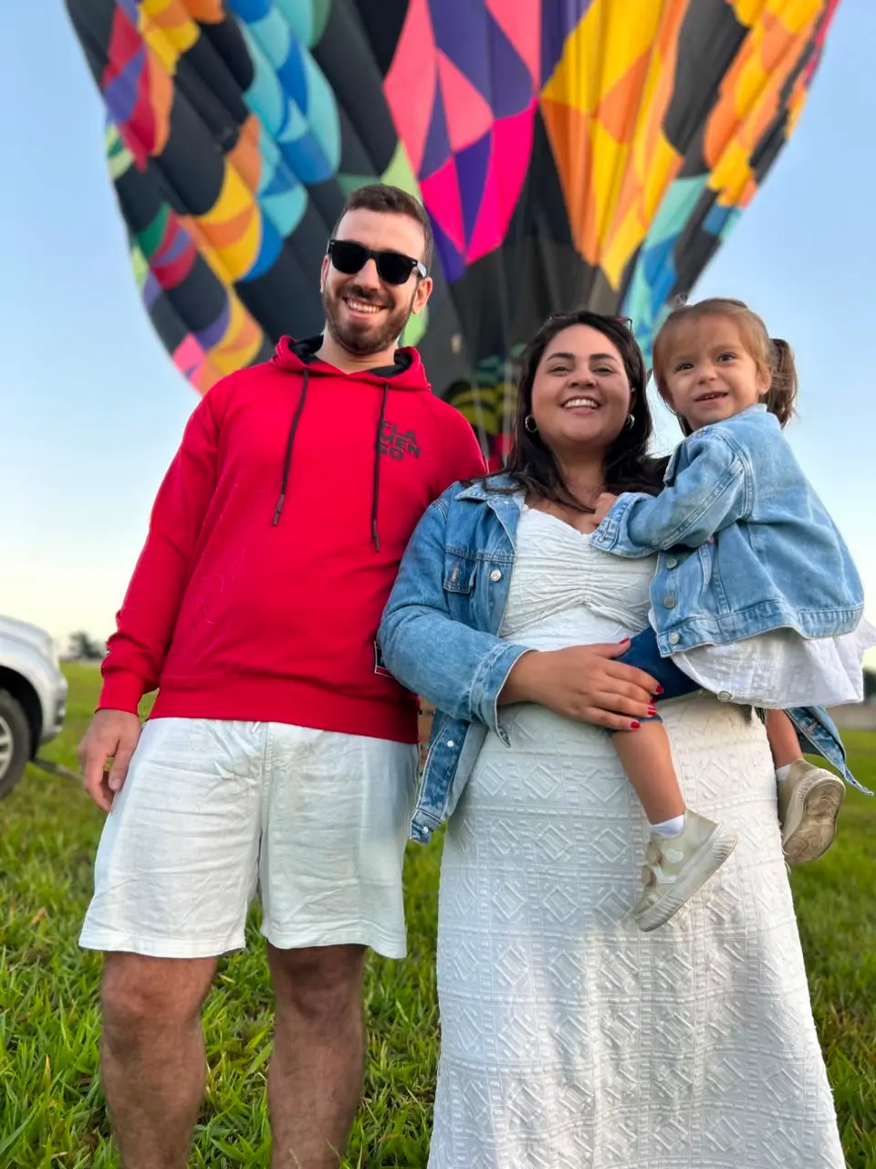 Casal em voo de balão ao nascer do sol