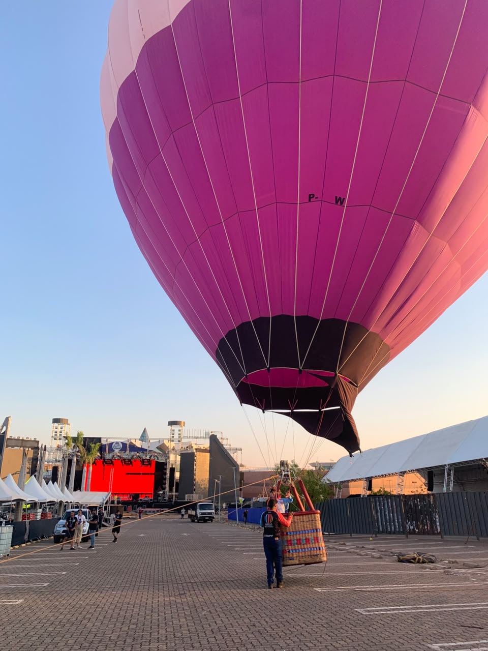 Voo de balão sobre paisagem